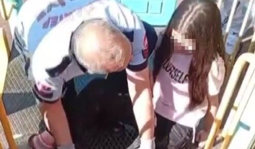 Parkta korku dolu anlar: Ayağı oyun grubuna sıkışan çocuk kurtarıldı