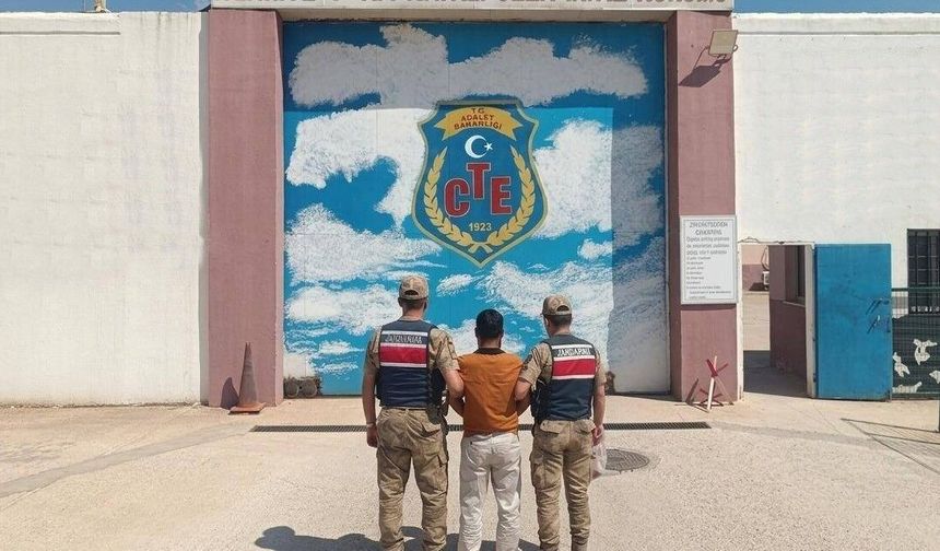 Aranan şahıs yakayı ele verdi