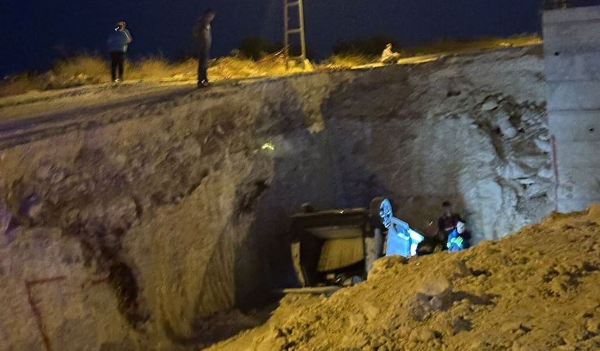Gaziantep'te çukura düşen otomobil ters döndü