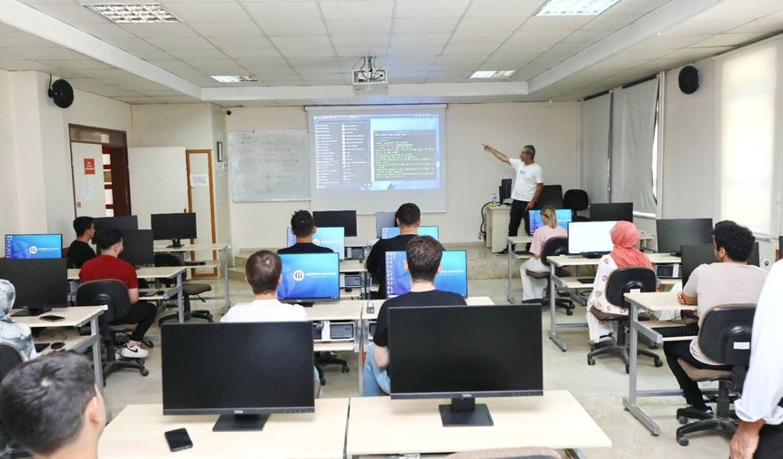 GAÜN’den genç bilişimcilere siber güvenlik eğitimi