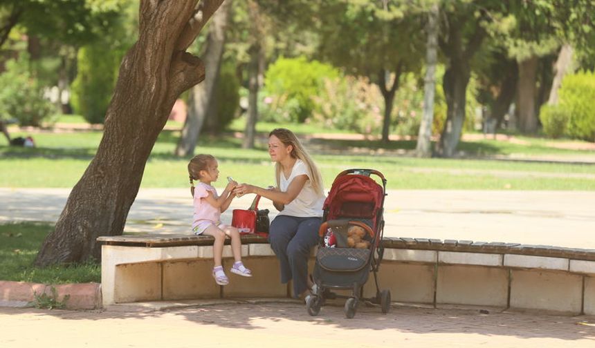 Gaziantep'te bunaltan sıcakta vatandaşlar parklara akın etti