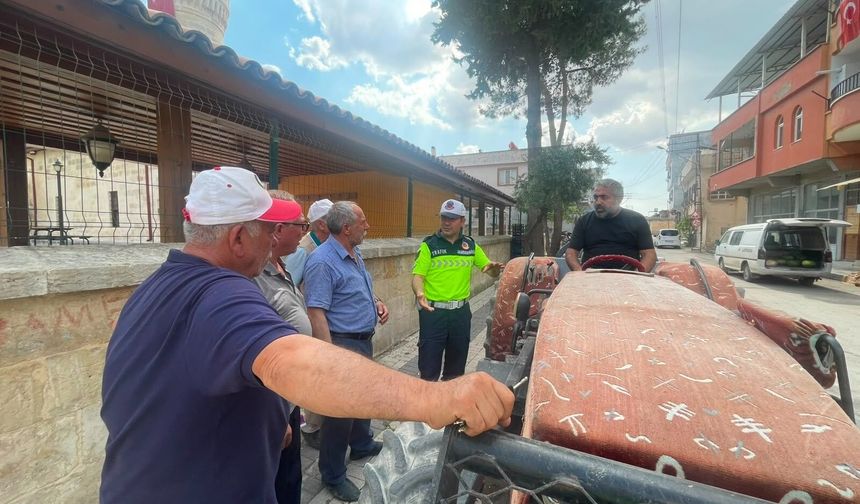 Gaziantep'te traktör sürücülerine eğitim ve reflektör desteği