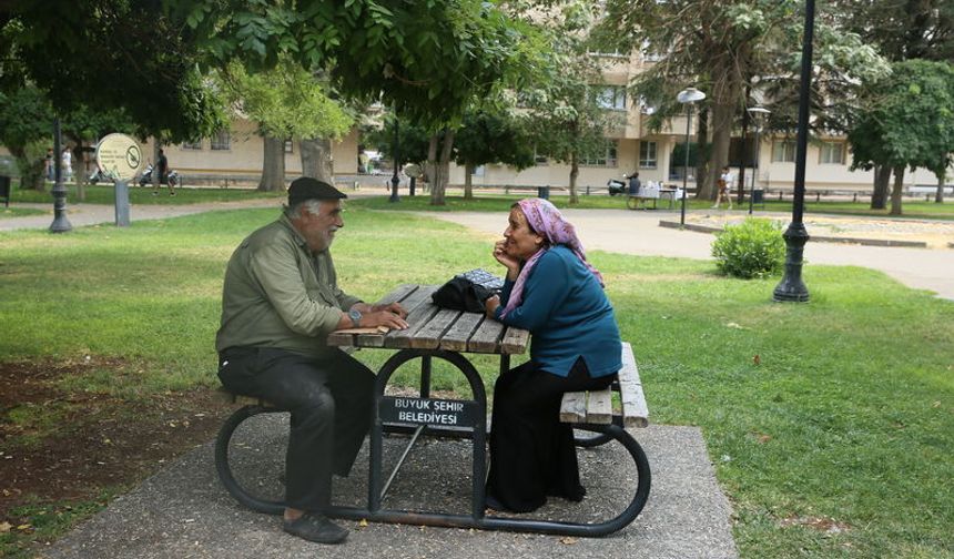 Gaziantep'te kavurucu sıcaklar parklara yöneltti