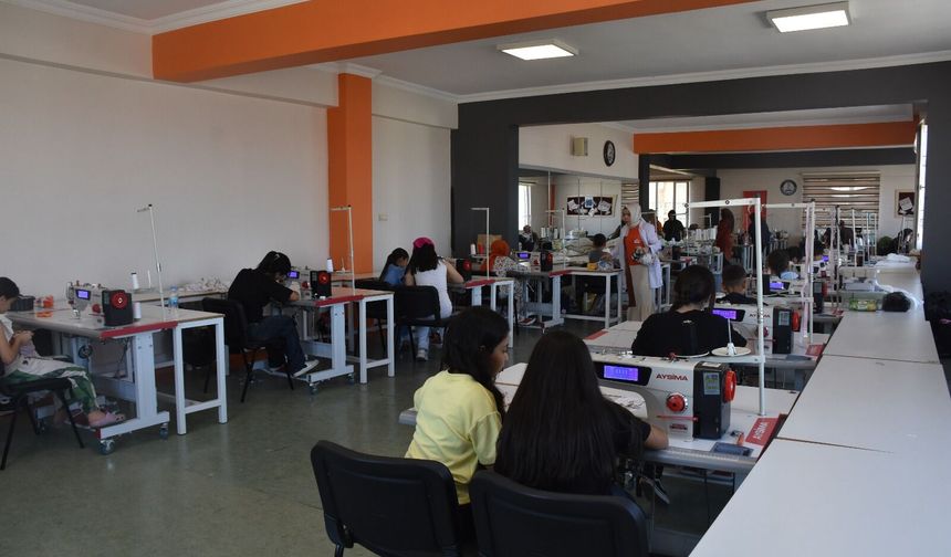 Gaziantep'te minik terziler kendi ürünlerini dikiyor