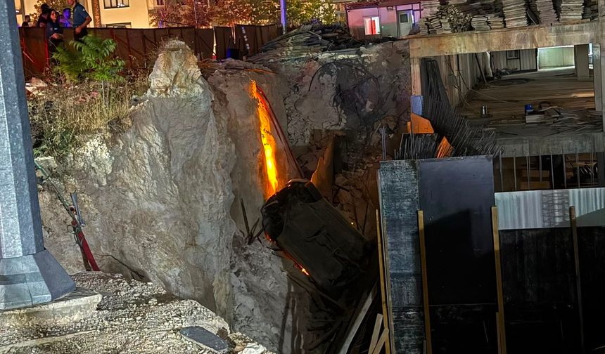 Gaziantep'te feci kaza: Otomobil inşaat çukuruna düştü