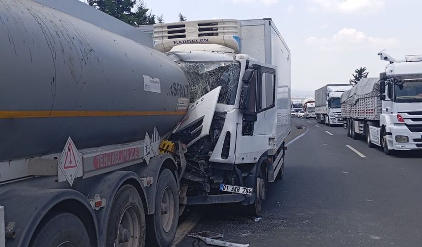 TAG Otoyolu'nda tır tankere çarptı