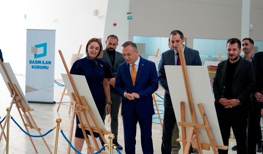Vali Çeber, "15 Temmuz Manşetleri" sergisini gezdi