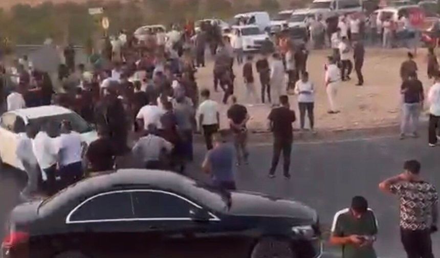 Nizip yolunda hayatını kaybedenlerin yakınları yolu trafiğe kapattı