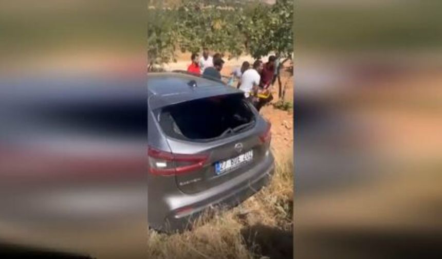 Gaziantep’te çarpışan iki araç tarlaya savruldu