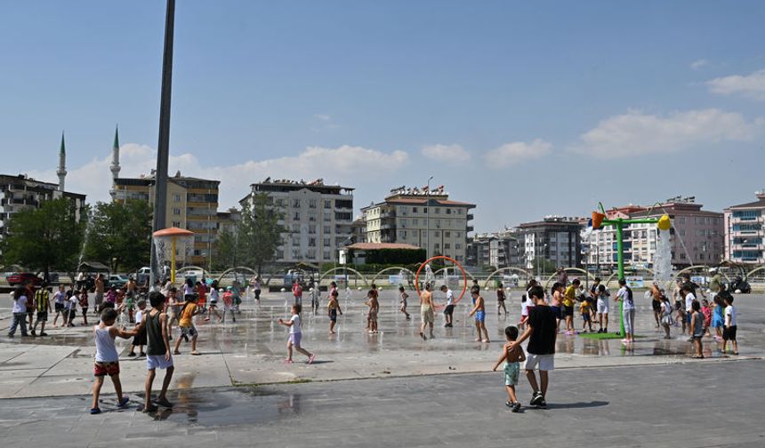 Gaziantep’te çocuklar sıcaktan fıskiyelerde serinledi