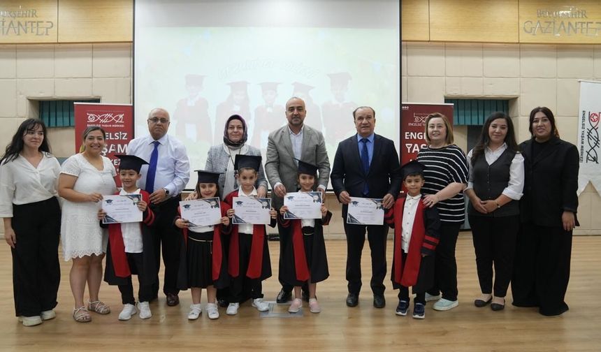 Gaziantep'te minik öğrenciler kep atarak mezun oldu