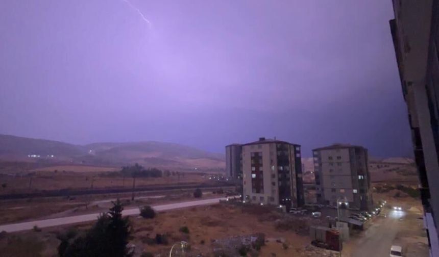 Gaziantep’te geceyi şimşekler aydınlattı