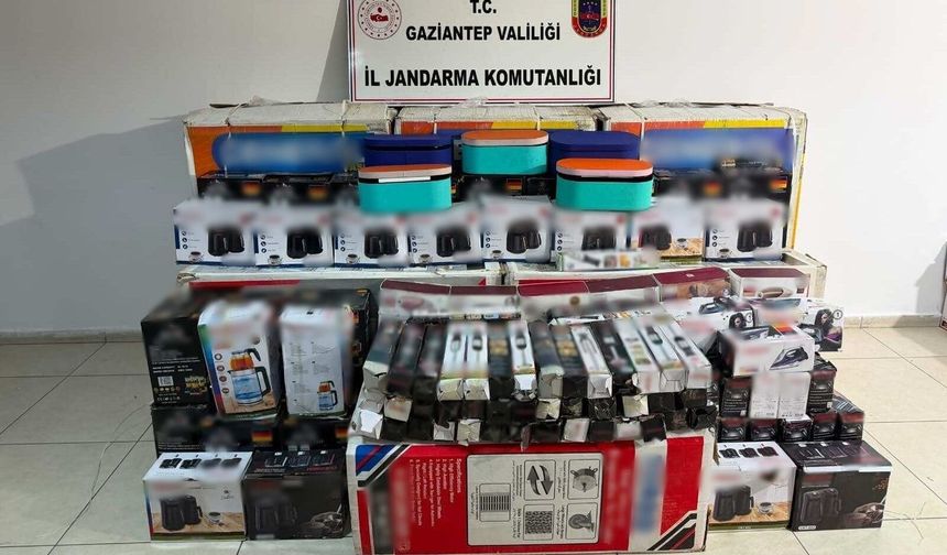 Gaziantep’te depodan yüzlerce kaçak elektronik çıktı