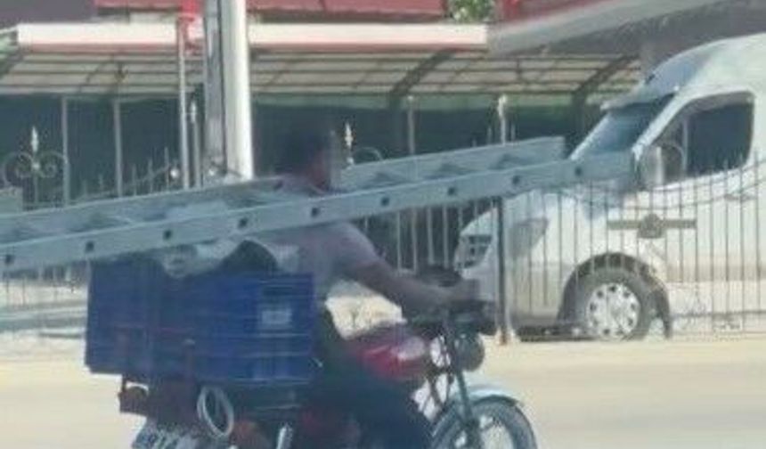 Motosikleti boynundaki merdivenle kullanarak tehlike saçtı