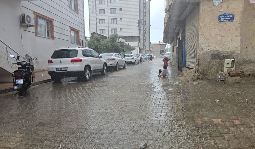Gaziantep'te sıcak havayı yaz yağmuru serinletti