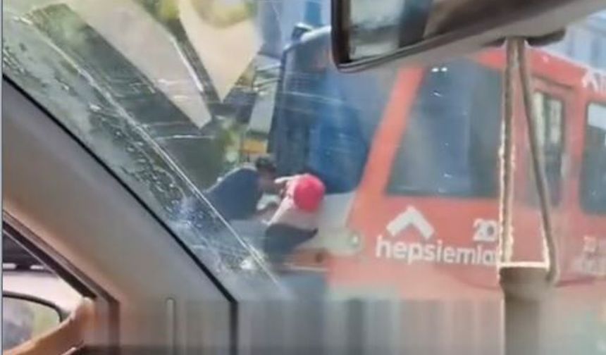 Gaziantep’te tramvaya asılan çocuklar şaşkına çevirdi