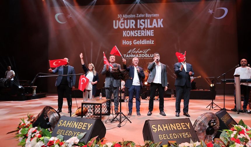 Uğur Işılak Gaziantep’te unutulmaz bir gece yaşattı