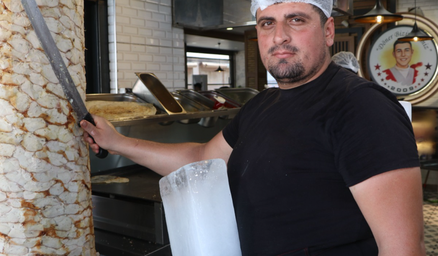 Vücuduna bağladığı kalıp buz ile serinlemeye çalıştı