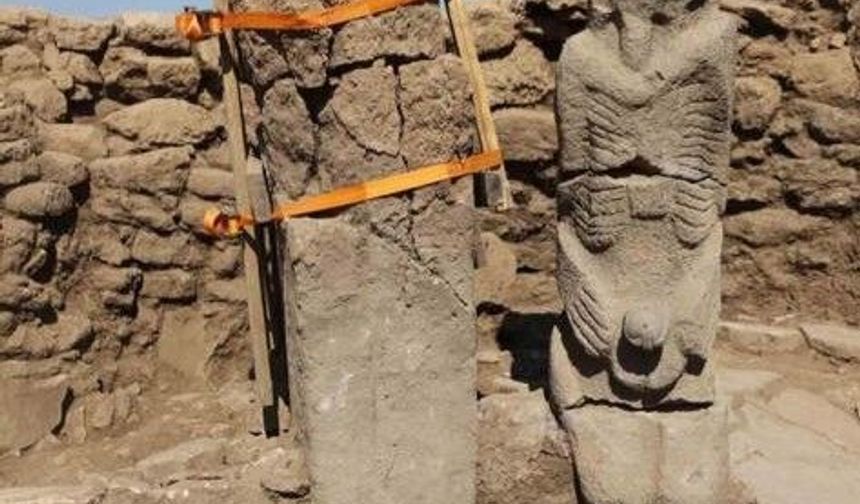 Karahantepe'de 11 bin yıllık heykel gün yüzüne çıkarıldı