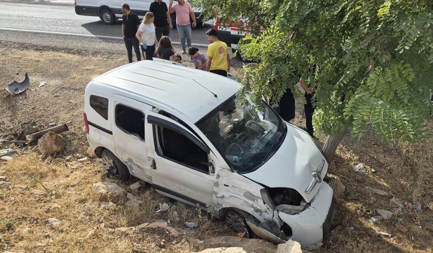 Ticari araç ağaca çarptı iki kişi yaralandı