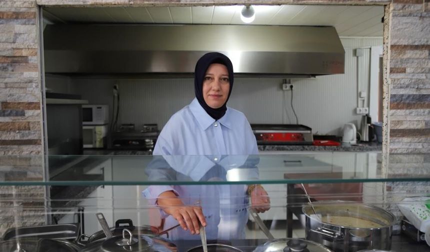 Depremde evi yıkıldı, şimdi 8 kadına iş veriyor