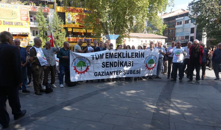 Emekliler Balıklı’da sokakta: “Geçinemiyoruz”