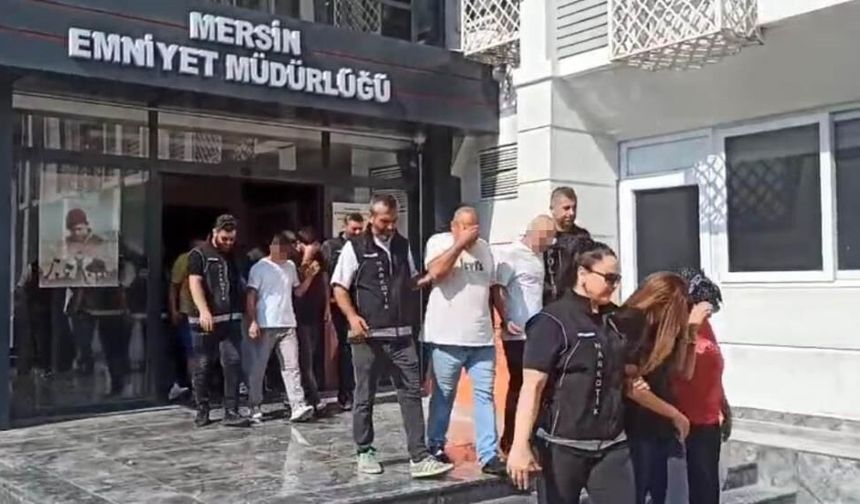Hastane otoparkındaki araçta 256 bin 900 yasaklı madde! 2 şüpheli tutuklandı