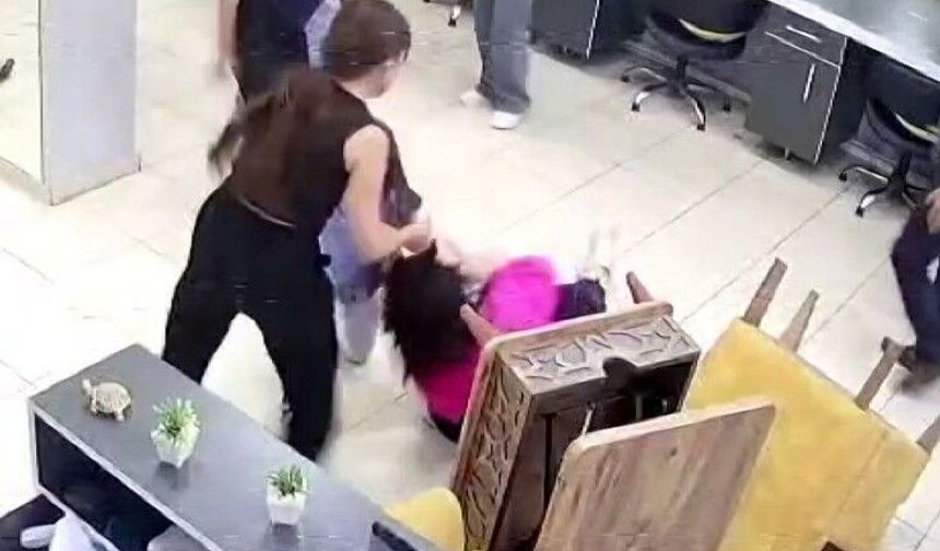 Saç kesimini beğenmedi akrabaları kuaförü darp etti