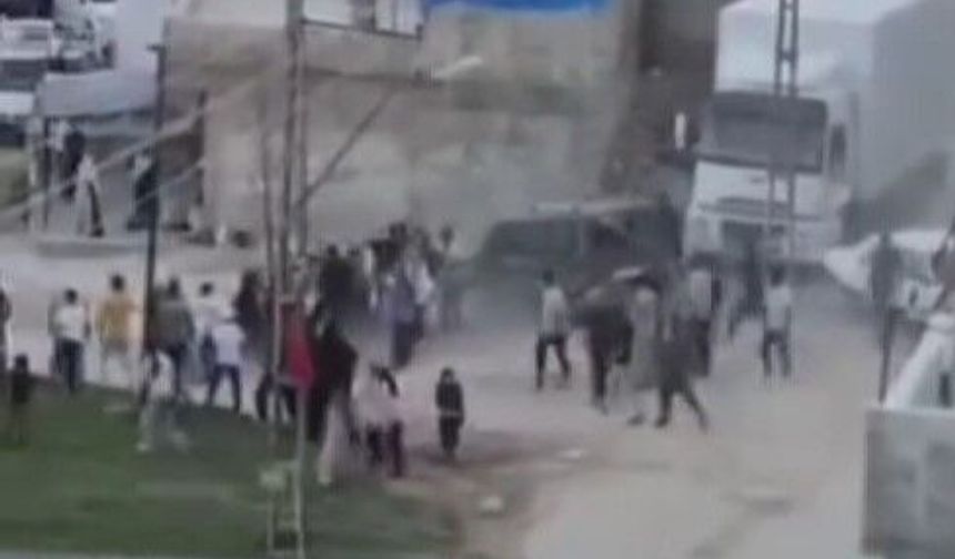 Gaziantep’te kavga sırasında araç kalabalığın arasına daldı