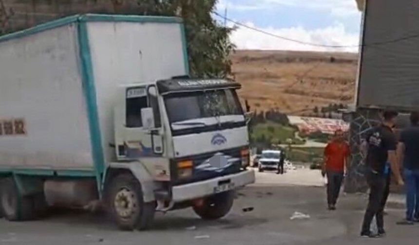 Gaziantep’te kontrolden çıkan kamyon eve çarptı