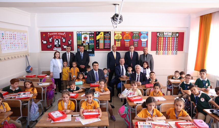 Belediye başkanlarıdan çocuklara kırtasiye ürünleri hediyesi