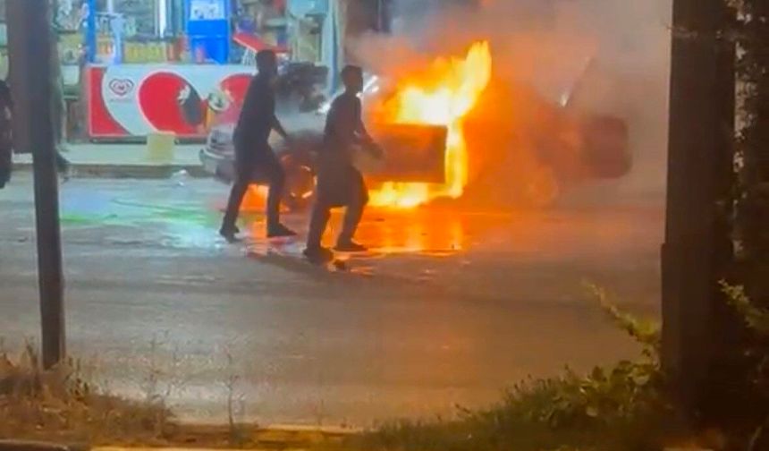 Gaziantep'te park halindeki otomobil küle döndü