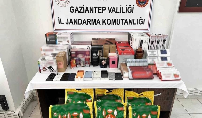 Gaziantep’te araçtan servet değerinde kaçak ürün çıktı