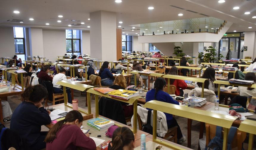 Gaziantep’te binlerce öğrenci kütüphaneye akın etti