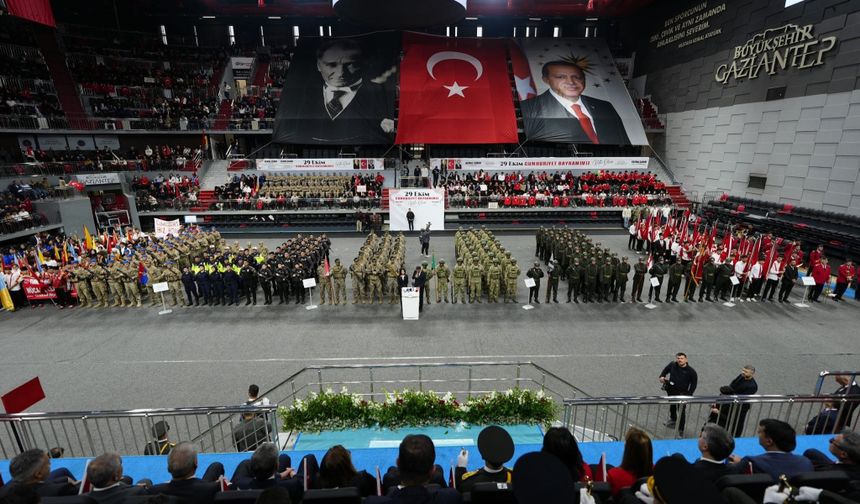 Gaziantep'te Cumhuriyet Bayramı coşkusu salona sığmadı