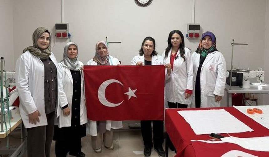 Gaziantep’te Cumhuriyet Bayramı için Türk bayrakları üretiyorlar