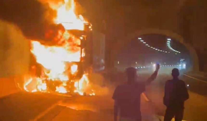 Gaziantep otoyolunda kamyon yangını paniğe neden oldu