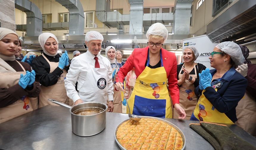 İsveç Büyükelçisi Gaziantep baklavasının başına geçti