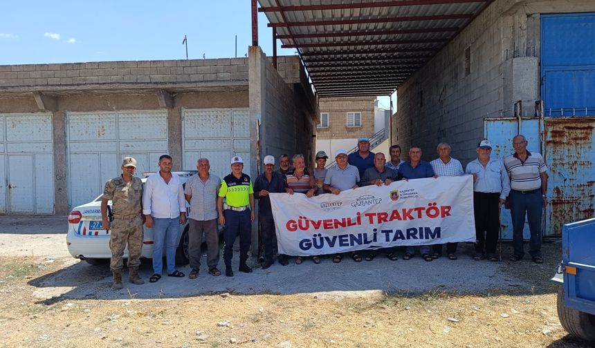Jandarmadan traktör kazalarına karşı reflektör desteği