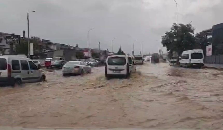 Gaziantep’te sağanak yağış trafiği olumsuz etkiledi