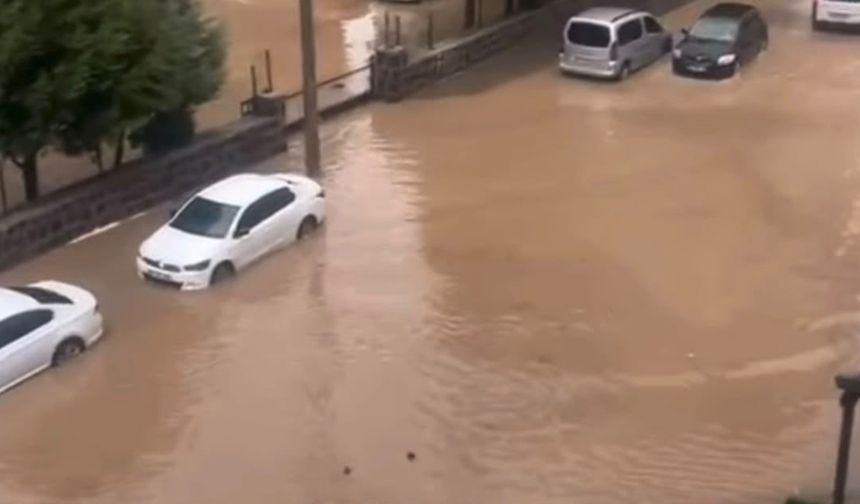 Sağanak yağış yolları göle çevirdi, kazalar peş peşe geldi