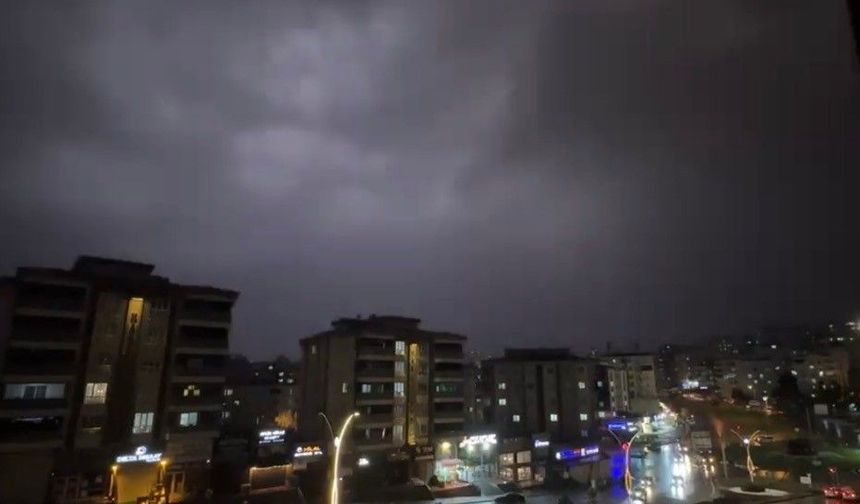 Gaziantep’te şimşek fırtınası geceyi gündüze çevirdi