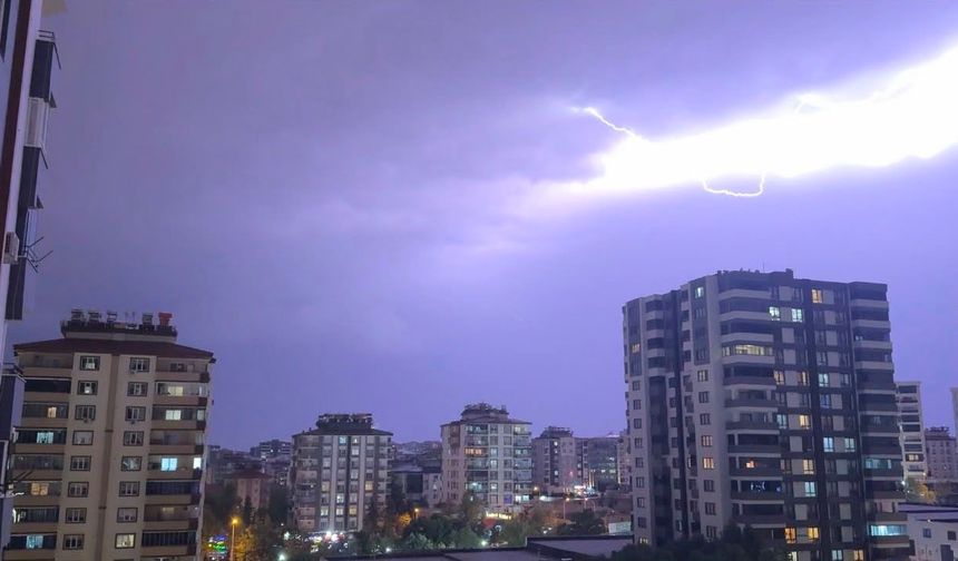 Gaziantep’te şimşekler geceyi gündüze çevirdi