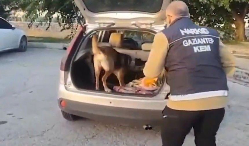 Gaziantep'te şüpheli araçtan 1 kilo metamfetamin çıktı