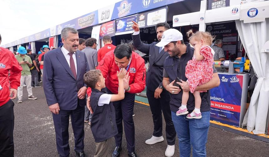 Umut Yılmaz TEKNOFEST’te gençlerin projelerini inceledi