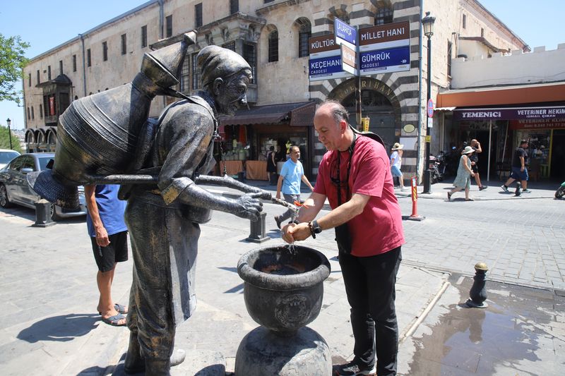 Sıcaktan Bunalan Vatandaşlar Çeşme Başında Serinledi (1)
