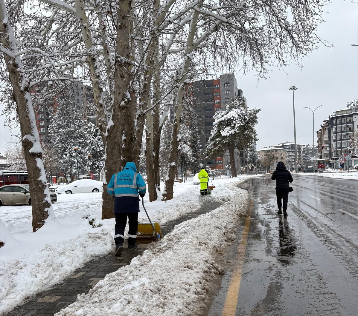 Büyükşehi̇r’den Kaldirimlarda Yaya Güvenli̇ği̇ İçi̇n Çalişma (8)