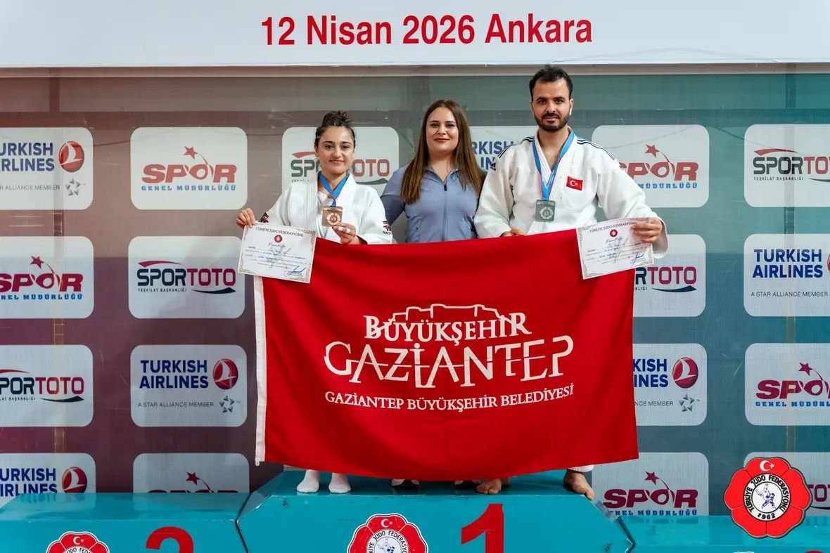 Büyükşehi̇r Beledi̇ye Spor Kulübü Sporculari Gururlandirmaya Devam Edi̇yor 1