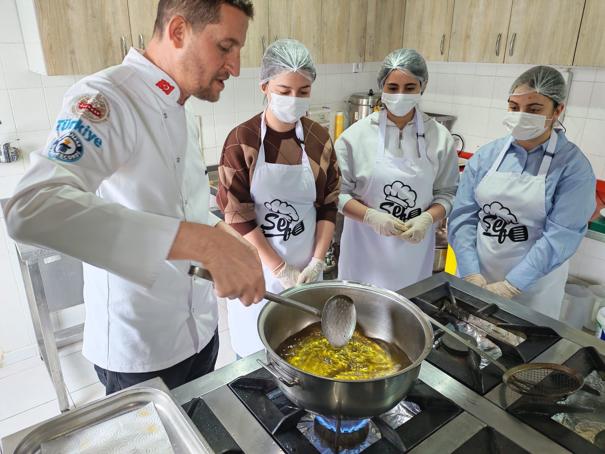 Gaun Ögrencilerinden Yemek (3)