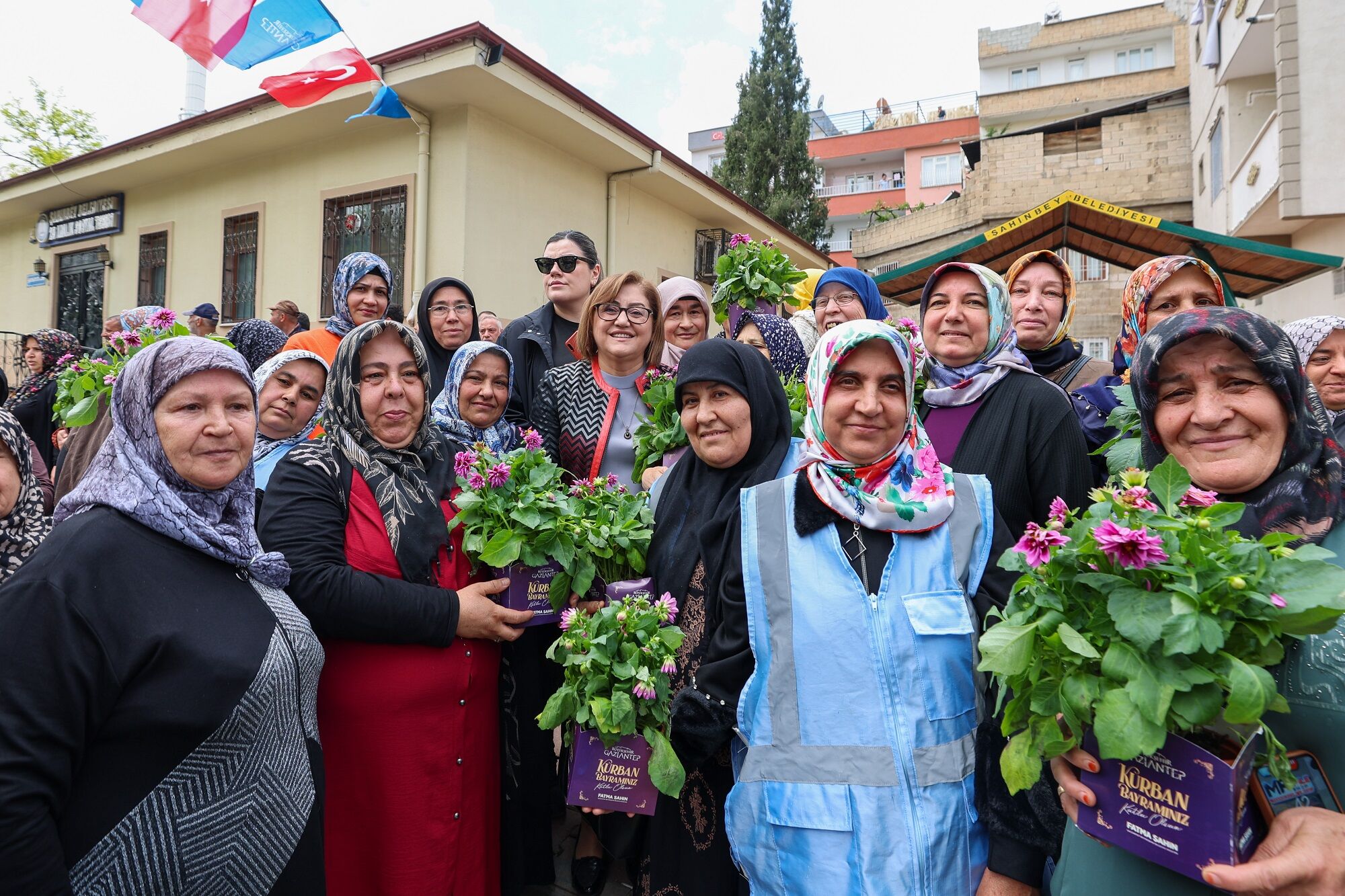 Başkan Fatma Şahi̇n, 25 Aralık Mahallesi̇ Sakinleri̇yle Bayramlaşti (2)